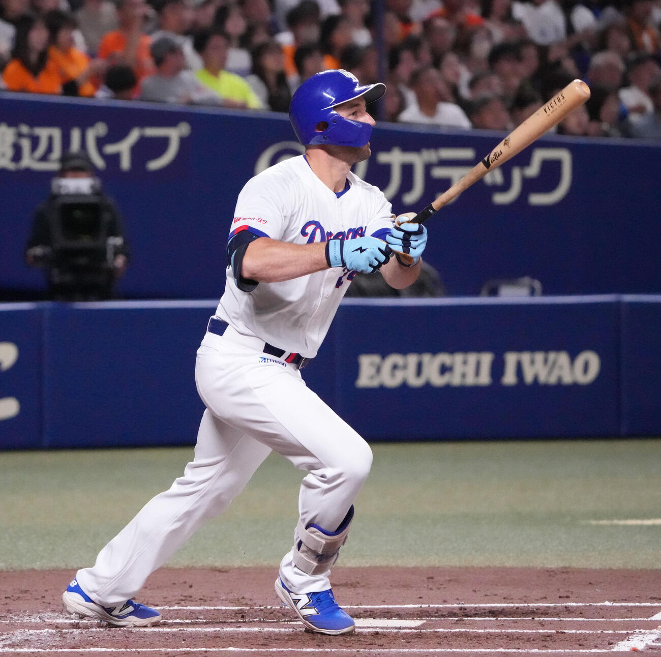 中日対巨人　2回裏中日無死一塁、2点本塁打を放つジェイソン・ボスラー（撮影・森本幸一）
