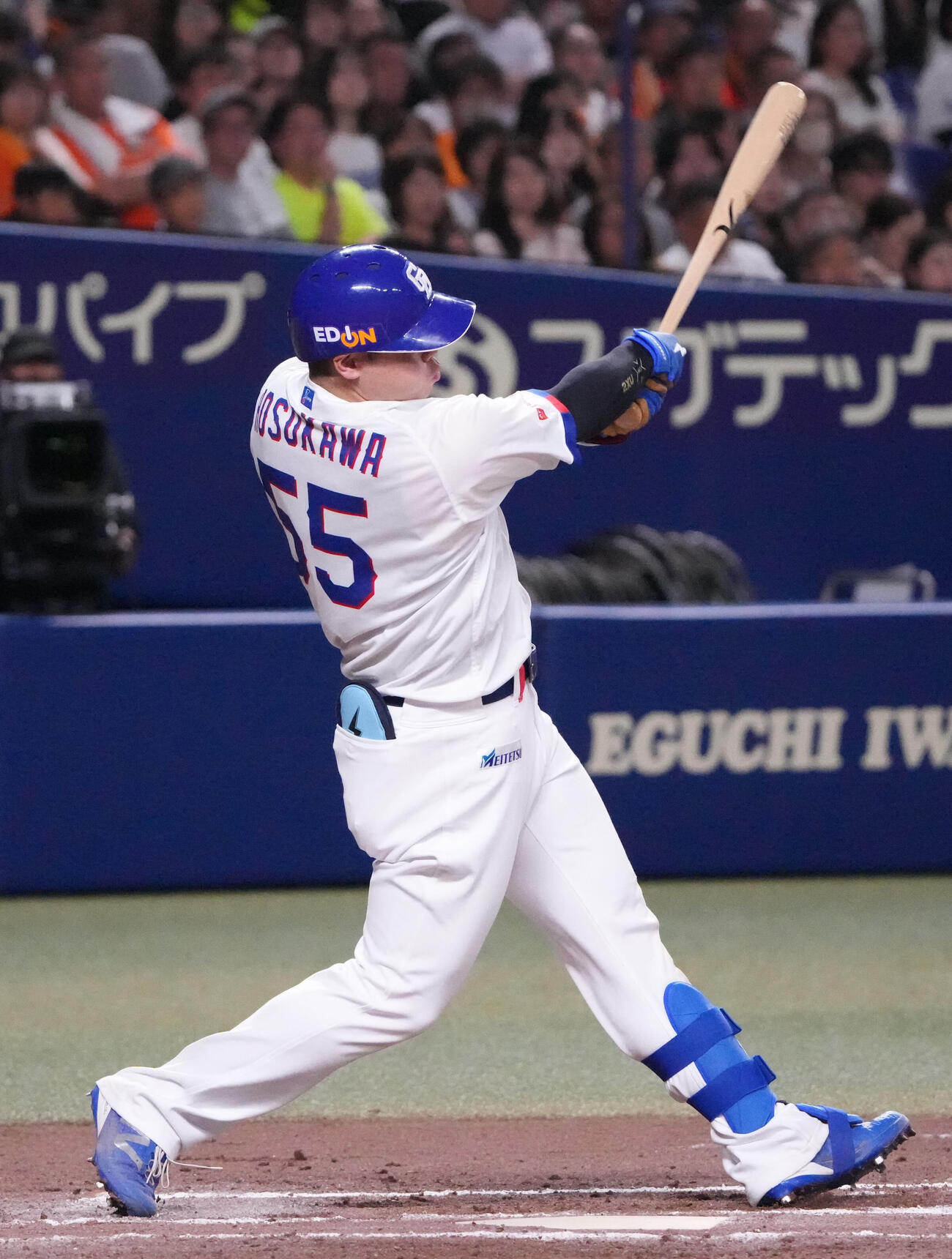 中日対巨人　7回裏中日無死一、二塁、3点本塁打を放つ細川成也（撮影・森本幸一）