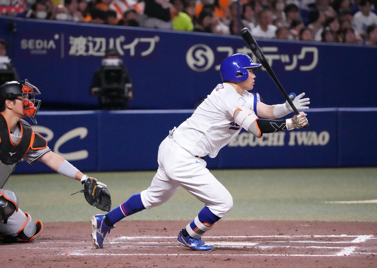 中日対巨人　7回裏中日無死一、三塁、適時打を放つ村松開人（撮影・森本幸一）