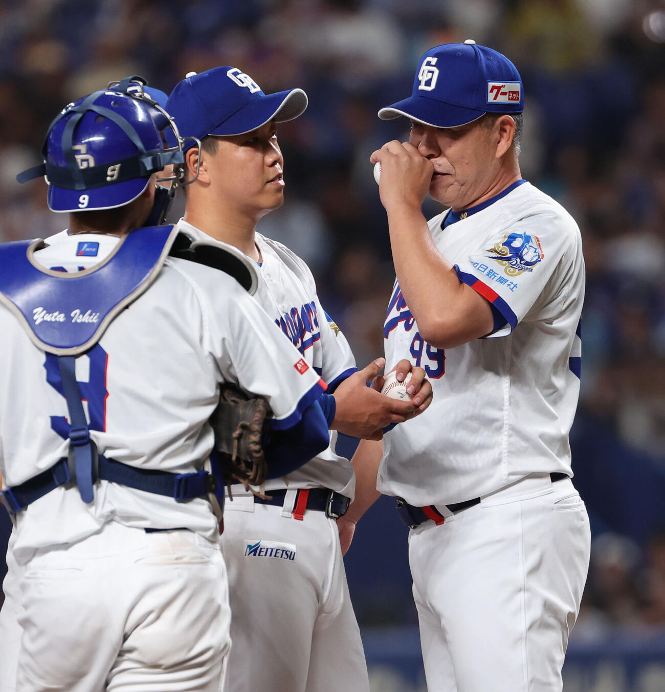 中日対巨人　7回表巨人1死一塁、打者キャベッジの時、井上一樹監督がマウンドに行き、柳裕也は交代となる（撮影・西尾就之）