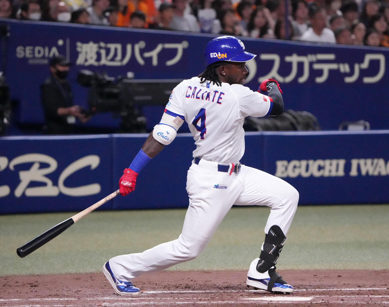 中日対巨人　5回裏中日1死一、三塁、適時打を放つオルランド・カリステ（撮影・森本幸一）