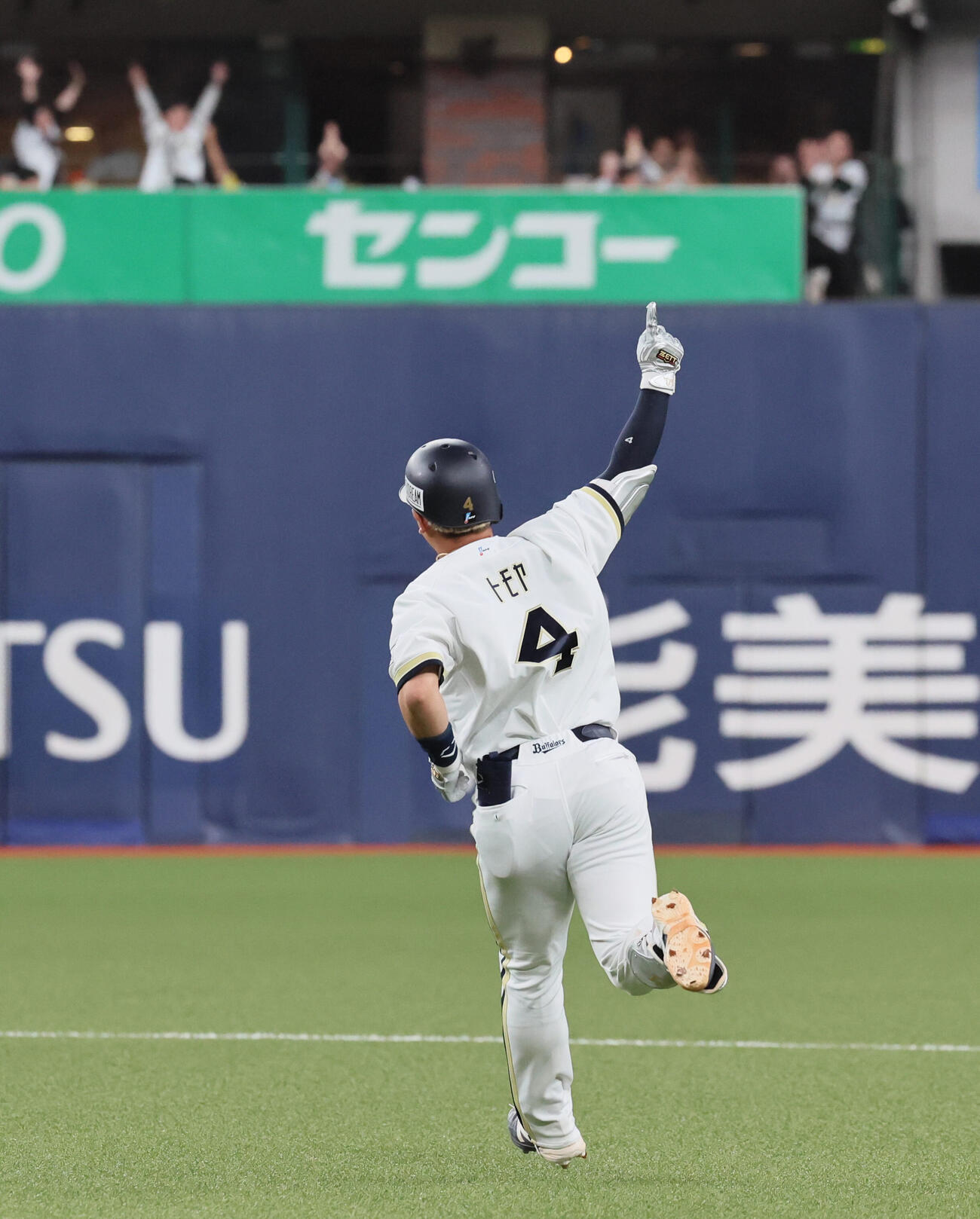 オリックス対日本ハム　4回裏オリックス無死一塁、森友哉は逆転2点本塁打を放つ（撮影・宮崎幸一）