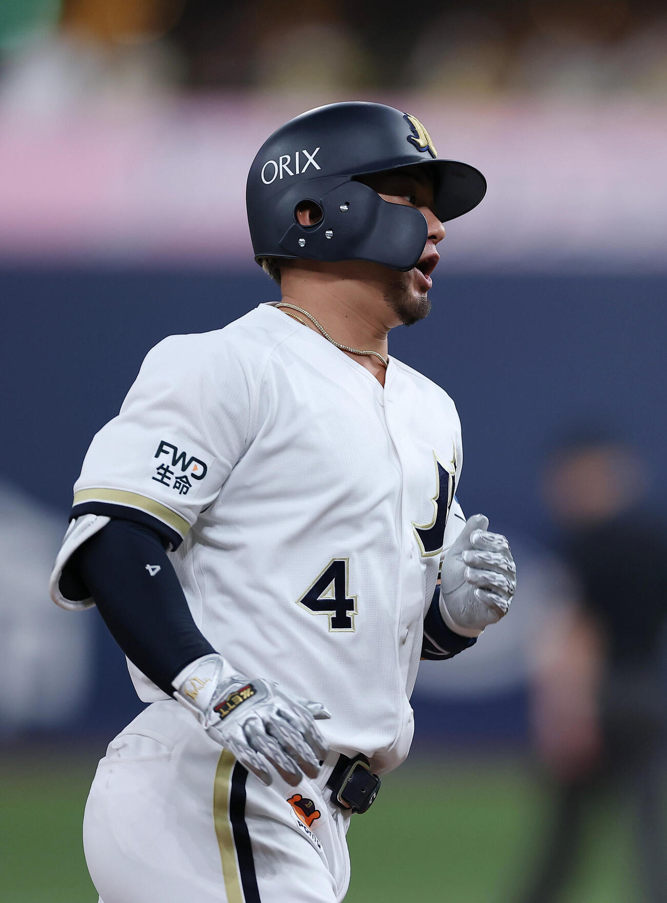 オリックス対日本ハム　4回裏オリックス無死一塁、右中間へ逆転2点本塁打を放ち本塁へ向かう森友哉（撮影・前田充）