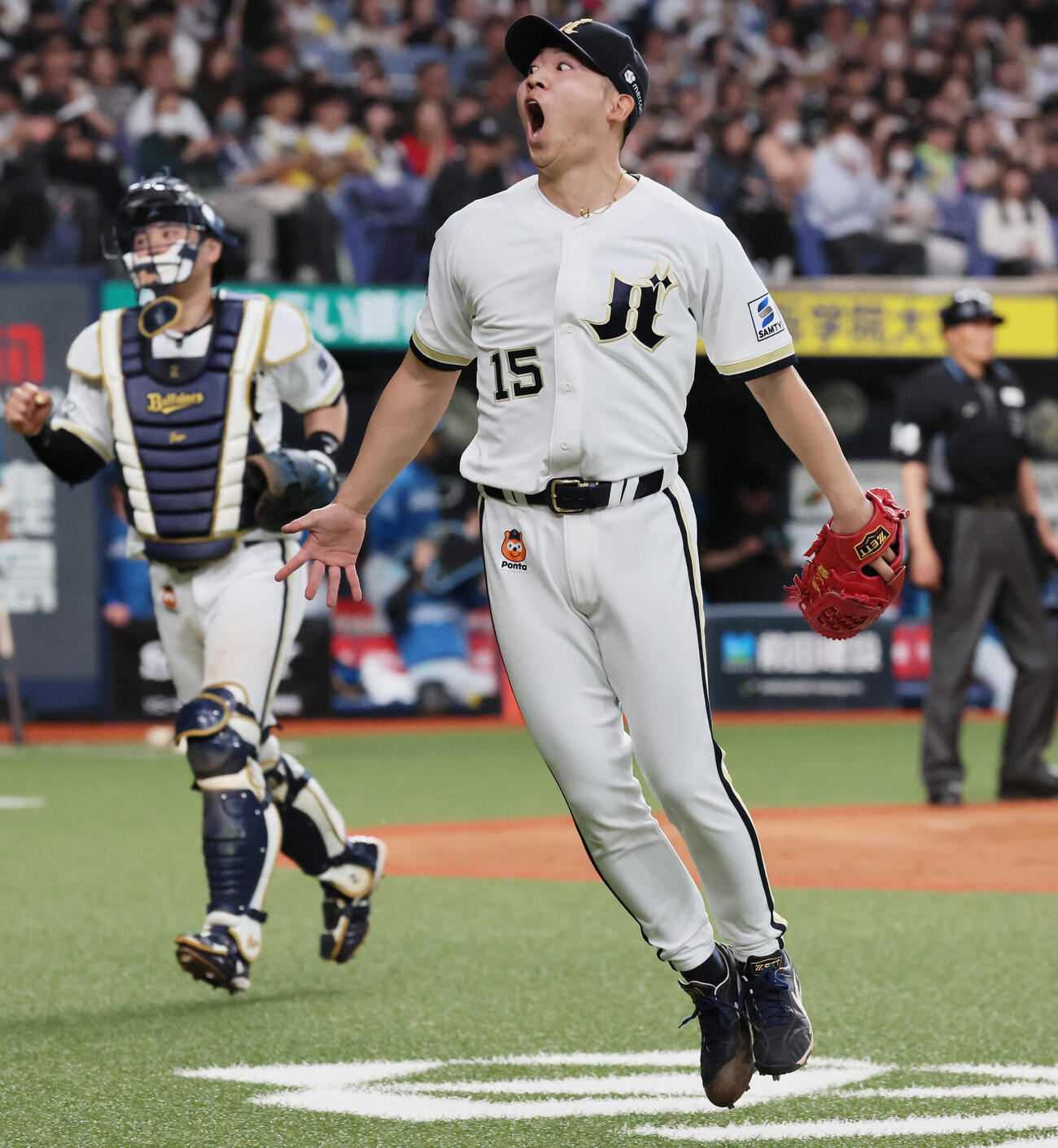 オリックス対日本ハム　8回表日本ハム2死三塁、椋木蓮はピンチを切り抜け雄たけびを上げる（撮影・宮崎幸一）