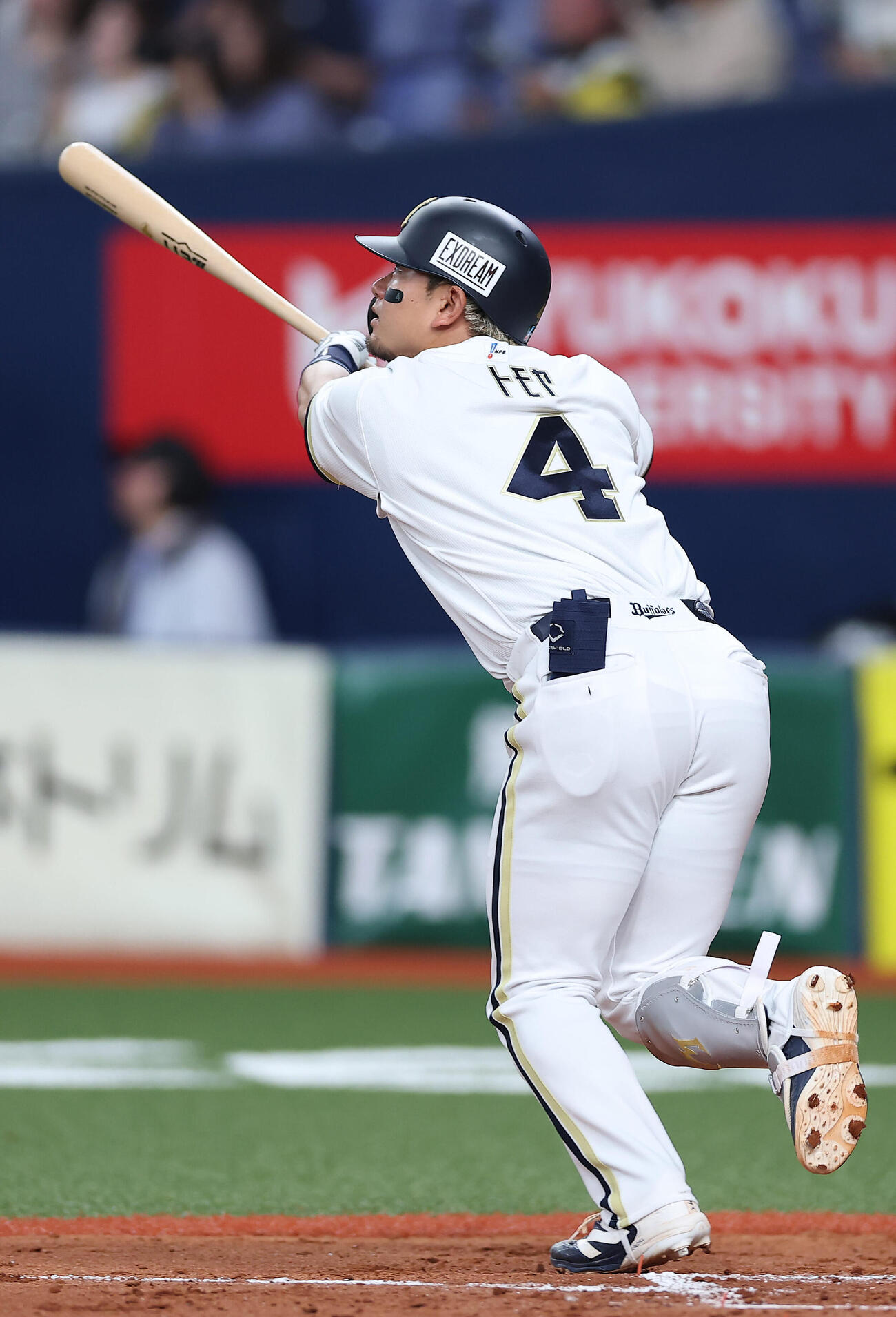 オリックス対日本ハム　4回裏オリックス無死一塁、右中間へ逆転2点本塁打を放つ森友哉（撮影・前田充）