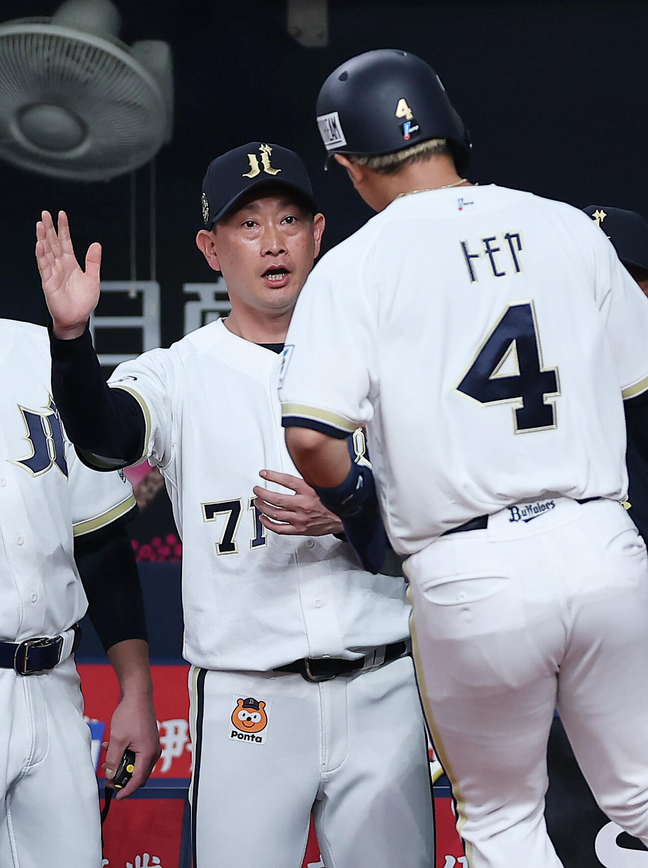 オリックス対日本ハム　2回裏オリックス1死一、三塁、ボブ・シーモアに犠飛で生還した森友哉（右）を迎える岸田護監督（撮影・前田充）