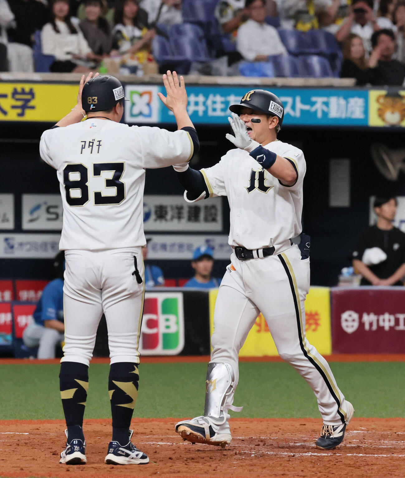 オリックス対日本ハム　4回裏オリックス無死一塁、森友哉（右）は逆転2点本塁打を放つ（撮影・宮崎幸一）