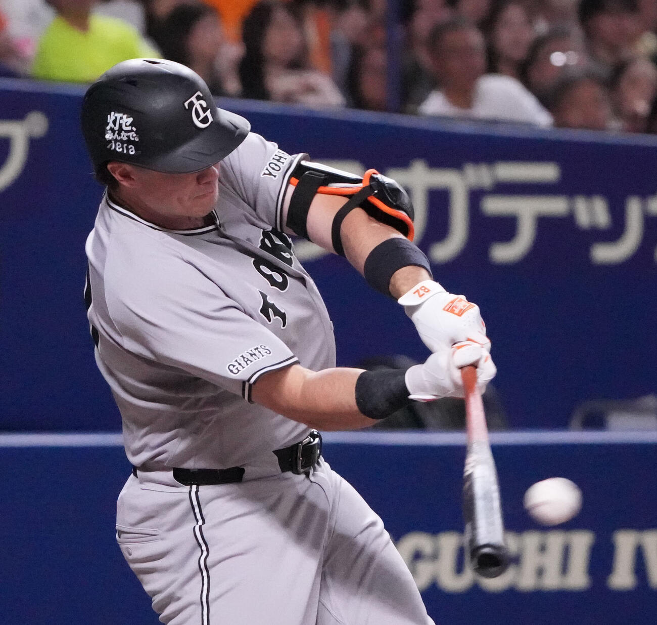中日対巨人　6回表巨人1死三塁、適時二塁打を放つボビー・ダルベック（撮影・森本幸一）