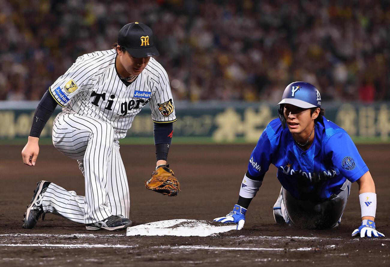 阪神対DeNA 6回表DeNA無死一塁、度会隆輝（右）は佐野恵太の一直で帰塁できずに憤死する。一塁手は大山悠輔（撮影・上田博志）