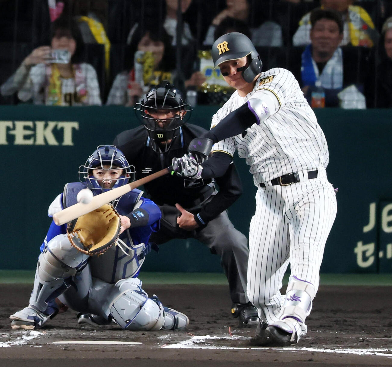 阪神対DeNA 6回裏阪神無死、森下翔太は左中間越えソロ本塁打を放つ（撮影・加藤哉）