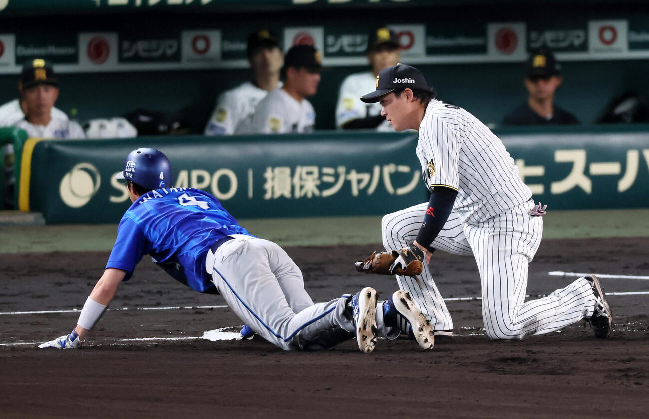 阪神対DeNA 6回表DeNA無死一塁、大山悠輔は佐野恵太のライナーを好捕、一塁走者度会隆輝へもタッチして併殺を決める（撮影・加藤哉）