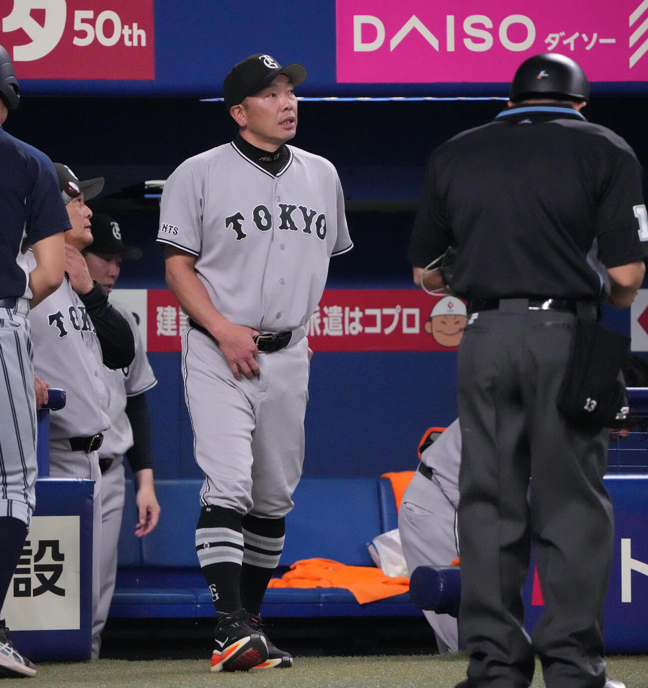 中日対巨人　8回表終了、阿部慎之助監督（中央）は選手交代を告げる（撮影・森本幸一）