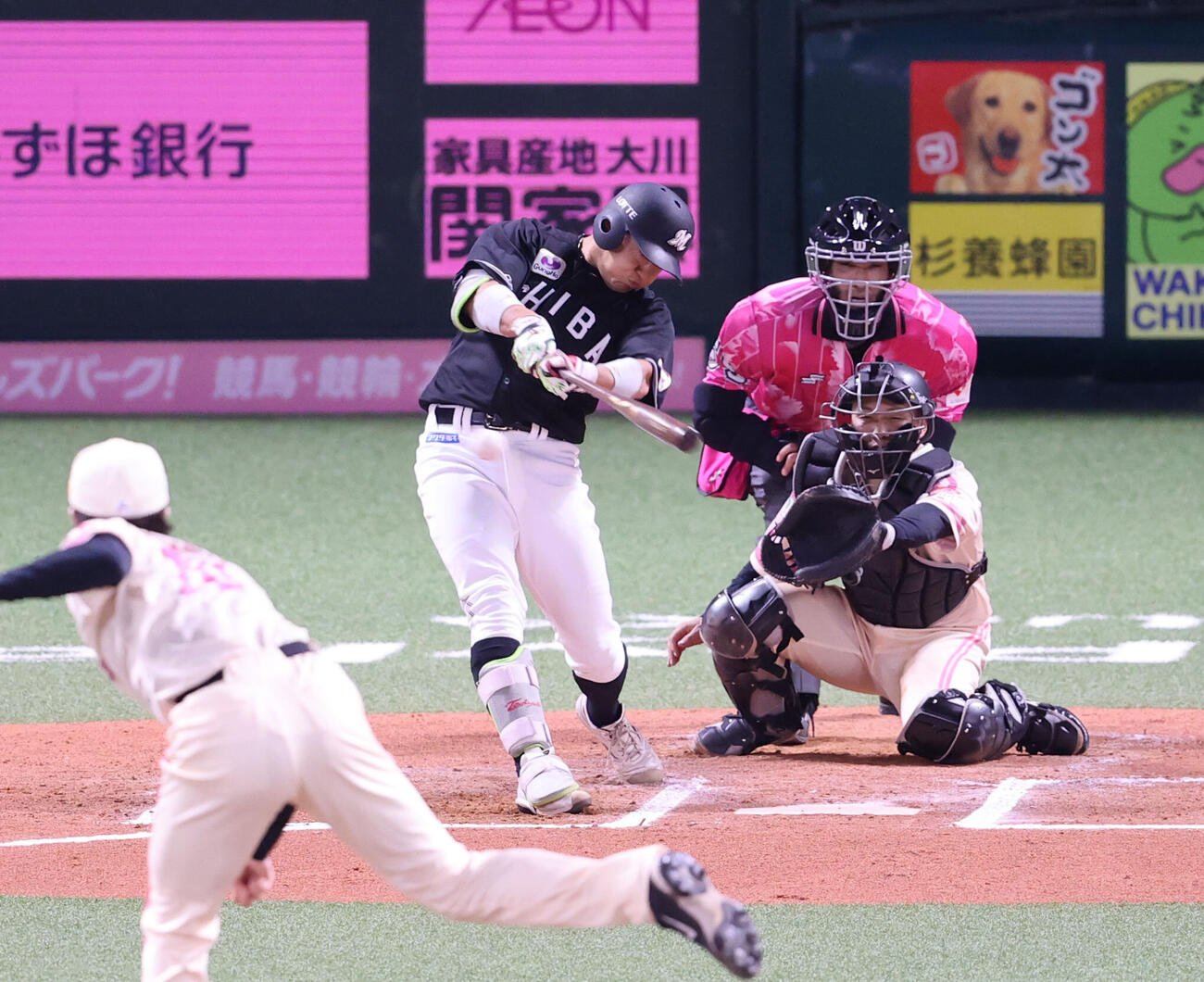 ソフトバンク対ロッテ　6回表ロッテ無死満塁、佐藤都志也は右越えに逆転となる2点適時二塁打を放つ（撮影・梅根麻紀）＝2026年5月8日