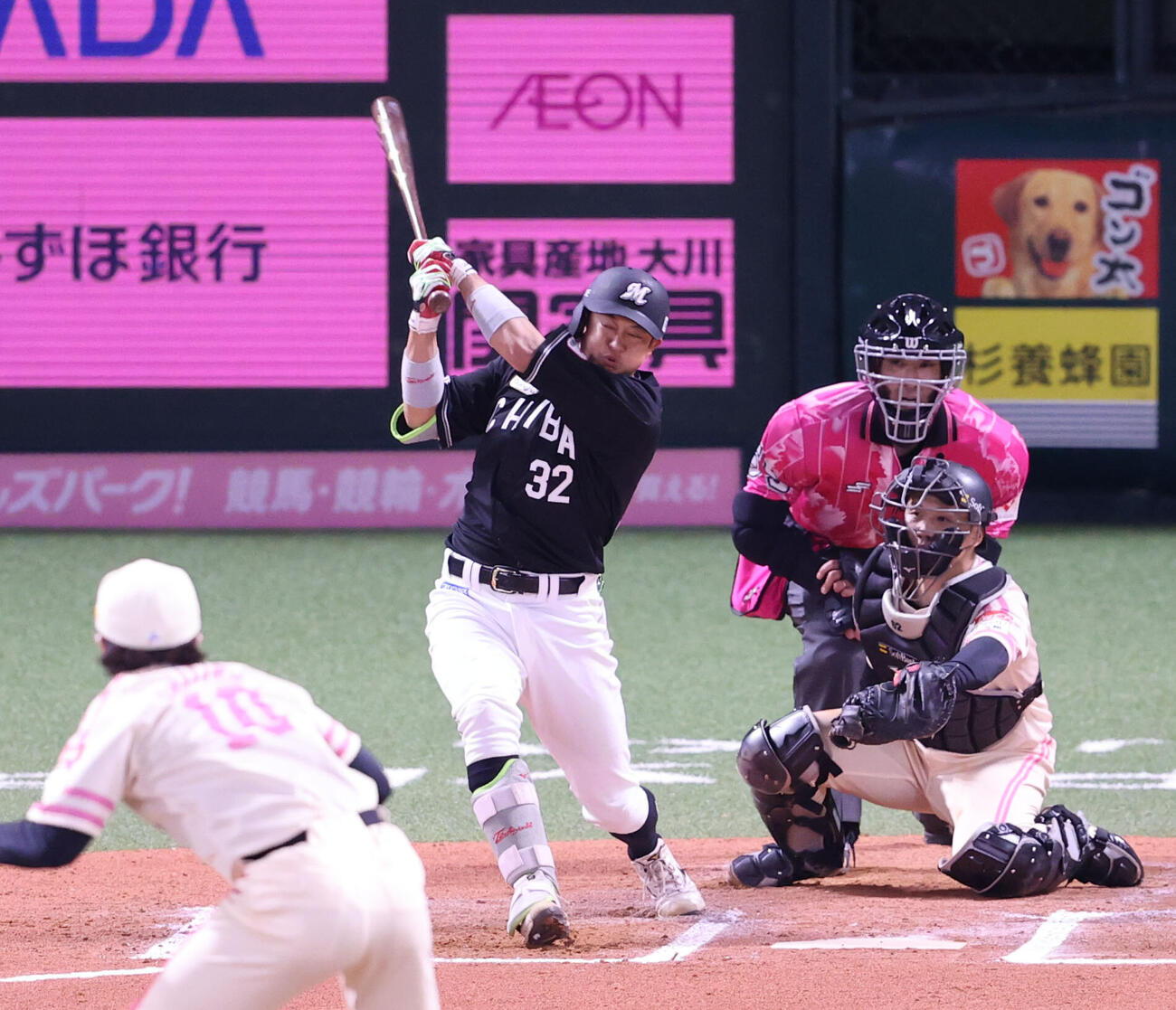 ソフトバンク対ロッテ　6回表ロッテ無死満塁、佐藤都志也は右越えに逆転となる2点適時二塁打を放つ（撮影・梅根麻紀）＝2026年5月8日