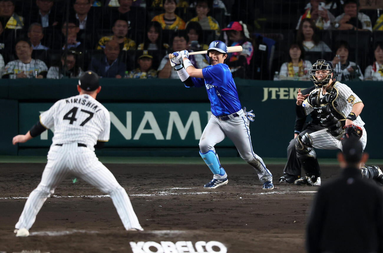 阪神対DeNA 9回表DeNA無死満塁、度会隆輝は中前適時打を放つ。投手桐敷拓馬（撮影・加藤哉）