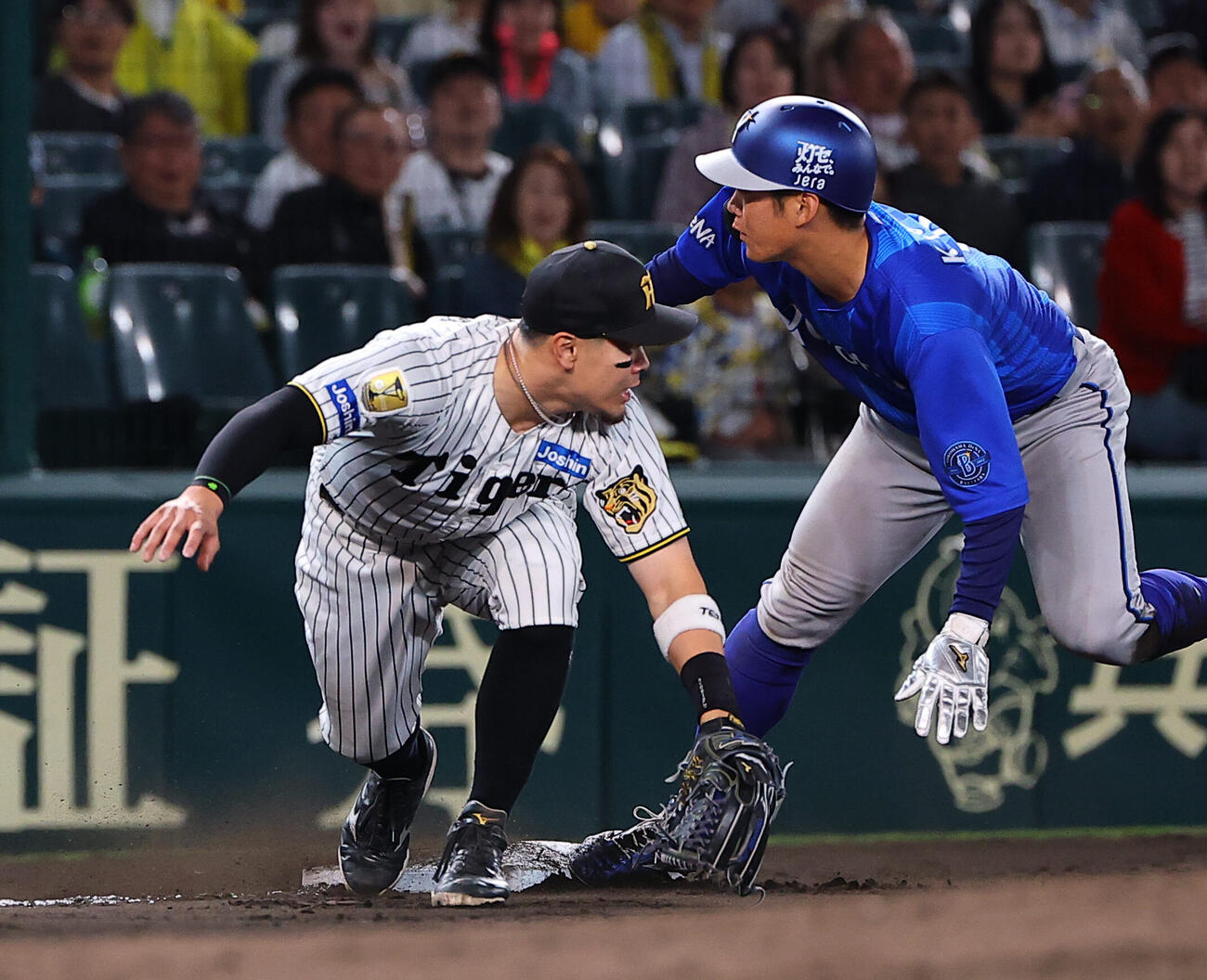 阪神対DeNA 9回表DeNA無死一、二塁、佐藤輝明は伏見寅威の三塁への送球を捕れず（撮影・上田博志）