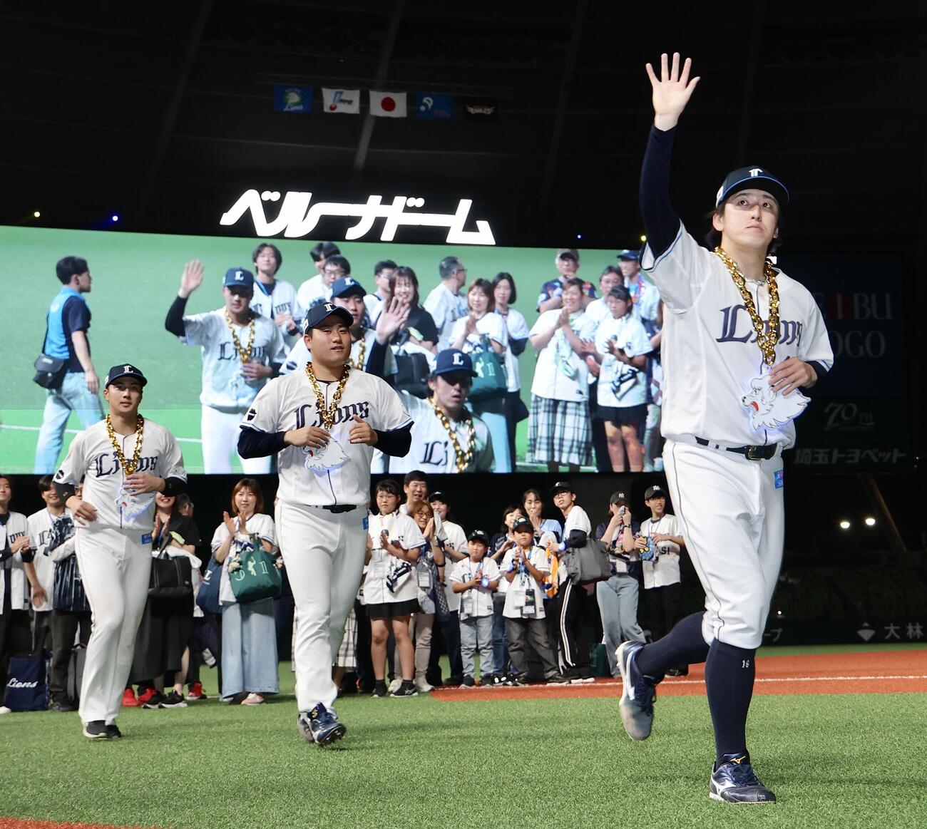 西武対楽天　楽天に勝利し、声援に応えながら引き揚げる西武の、右から隅田知一郎、岩城颯空、長谷川信哉（撮影・河田真司）