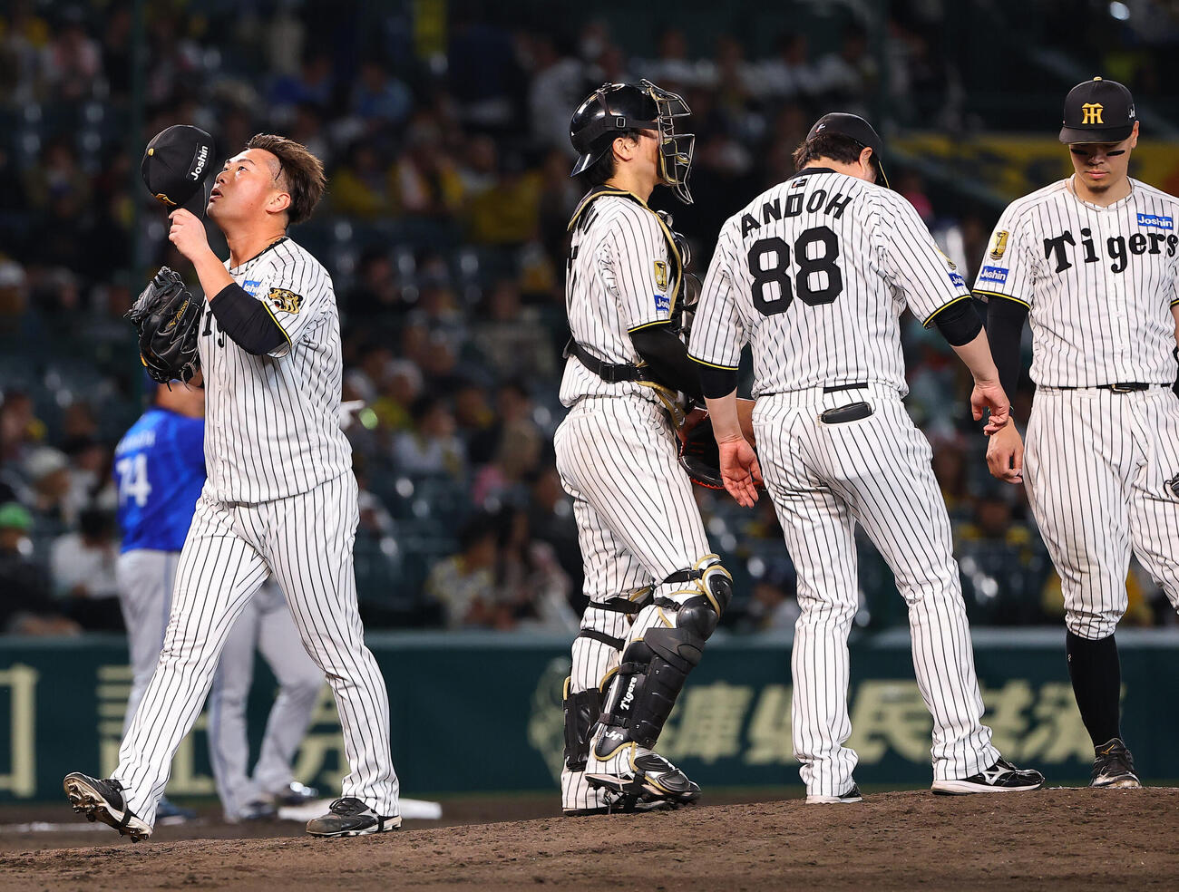 阪神対DeNA 9回に3失点で降板する阪神桐敷拓馬（撮影・上田博志）