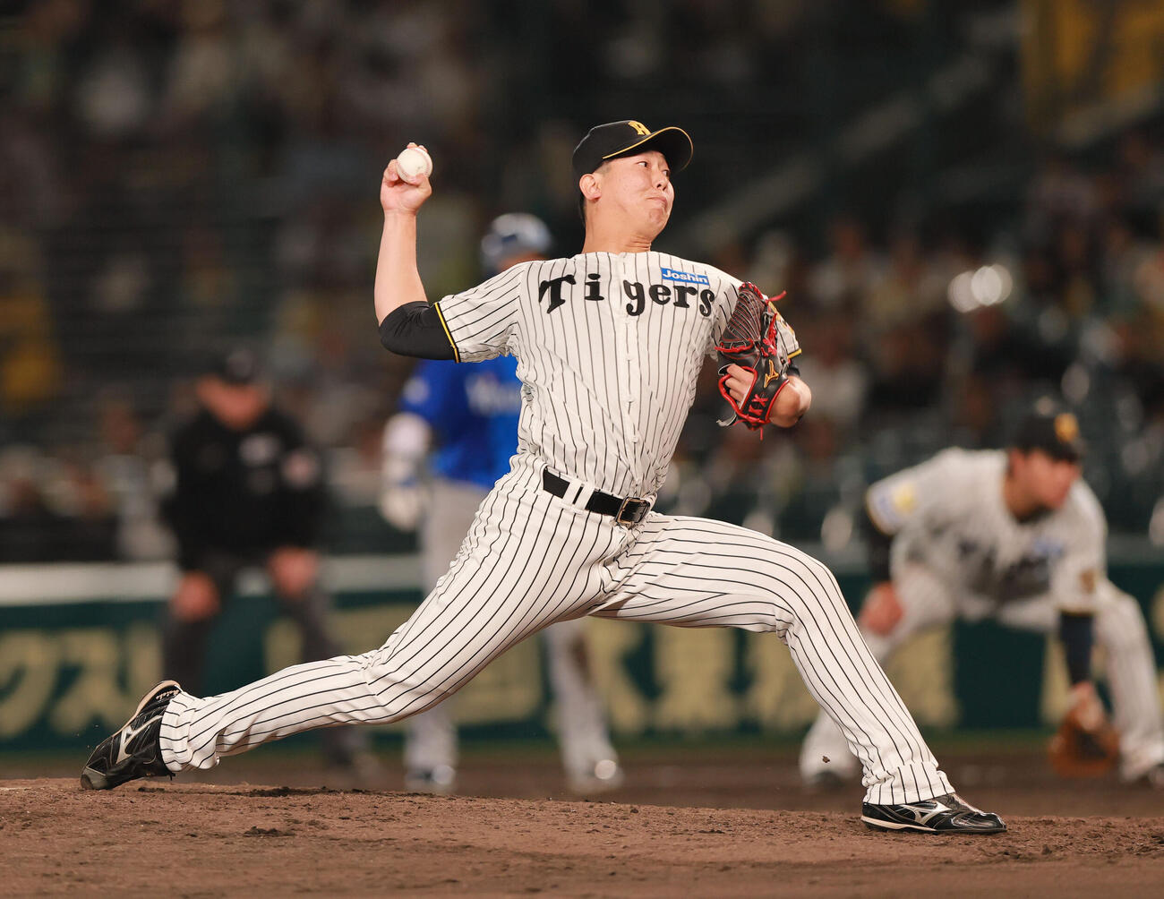 阪神対DeNA 9回途中、桐敷拓馬に代わり畠世周が登板する（撮影・上山淳一）