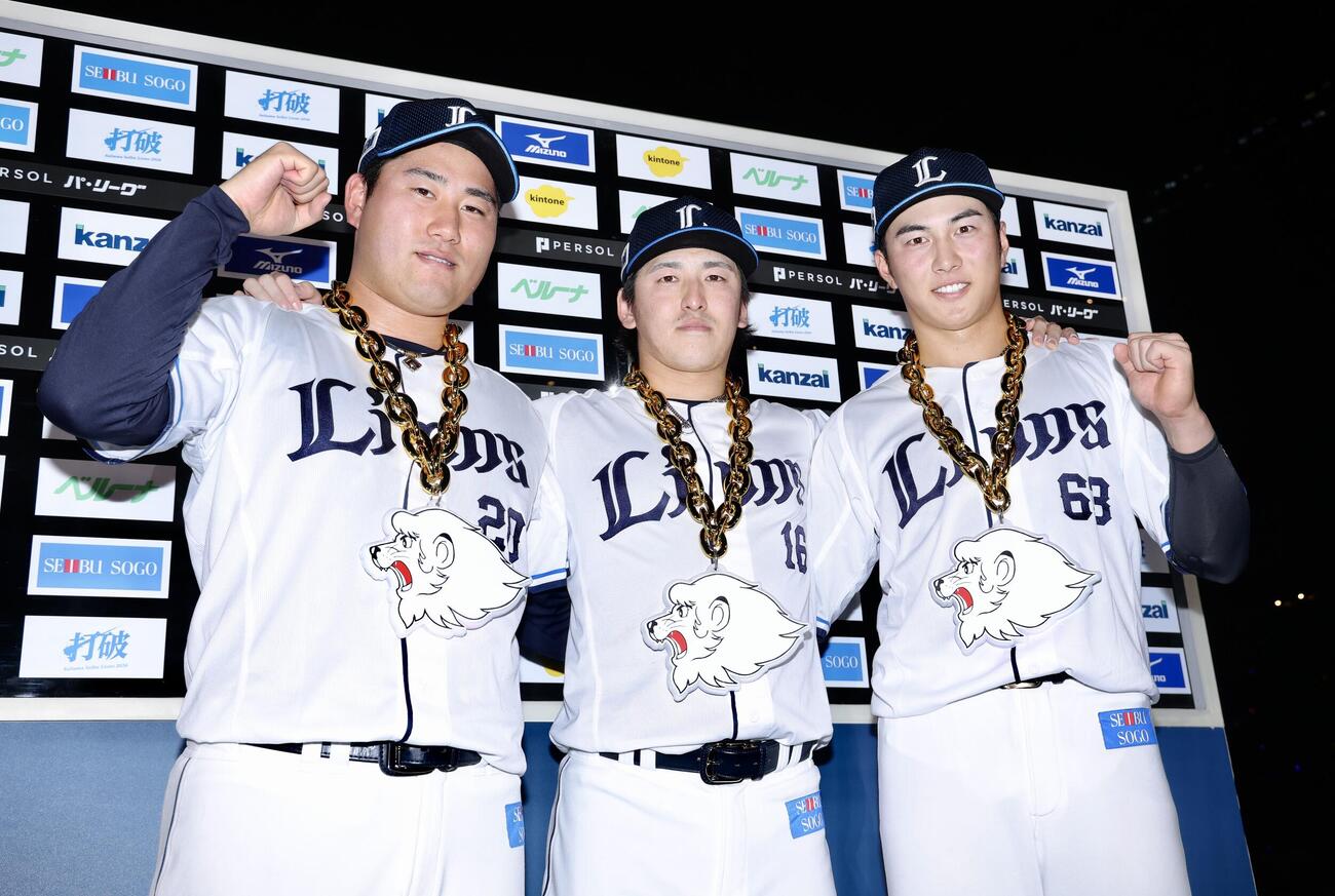西武対楽天　楽天に勝利し、ガッツポーズで写真に納まる西武の、左から岩城颯空、隅田知一郎、長谷川信哉（撮影・河田真司）