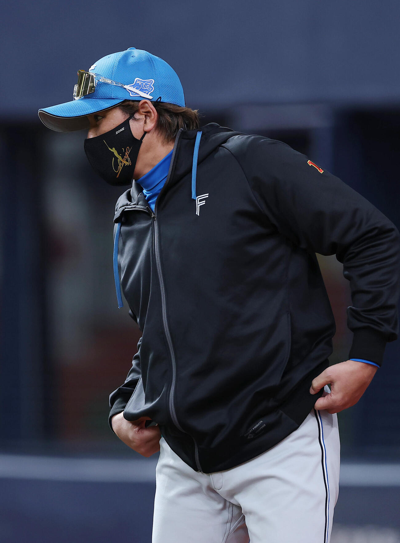 オリックス対日本ハム　8回表を終え、選手交代を告げる日本ハム新庄剛志監督（撮影・前田充）