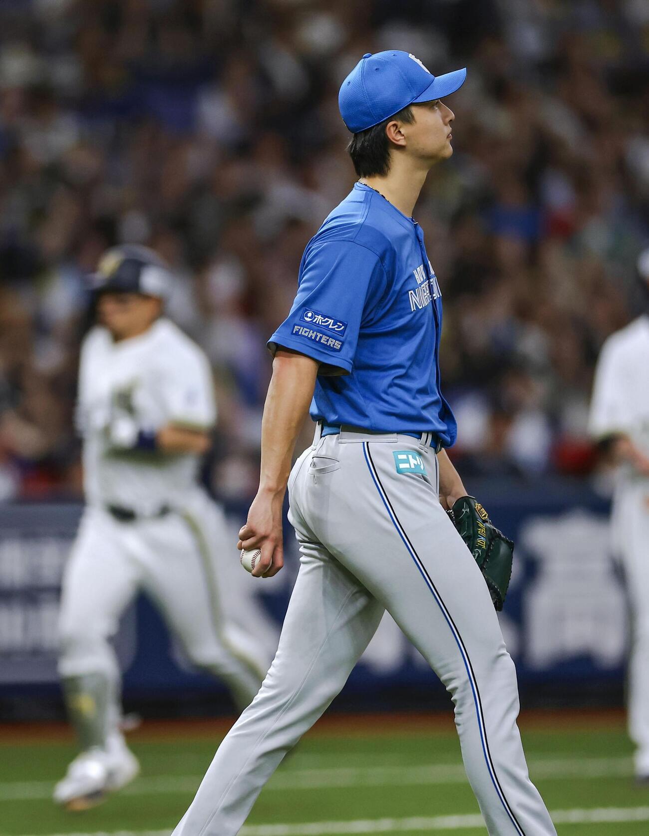 4回、オリックス・森友（奥）に2ランを浴びた日本ハム・達＝京セラドーム