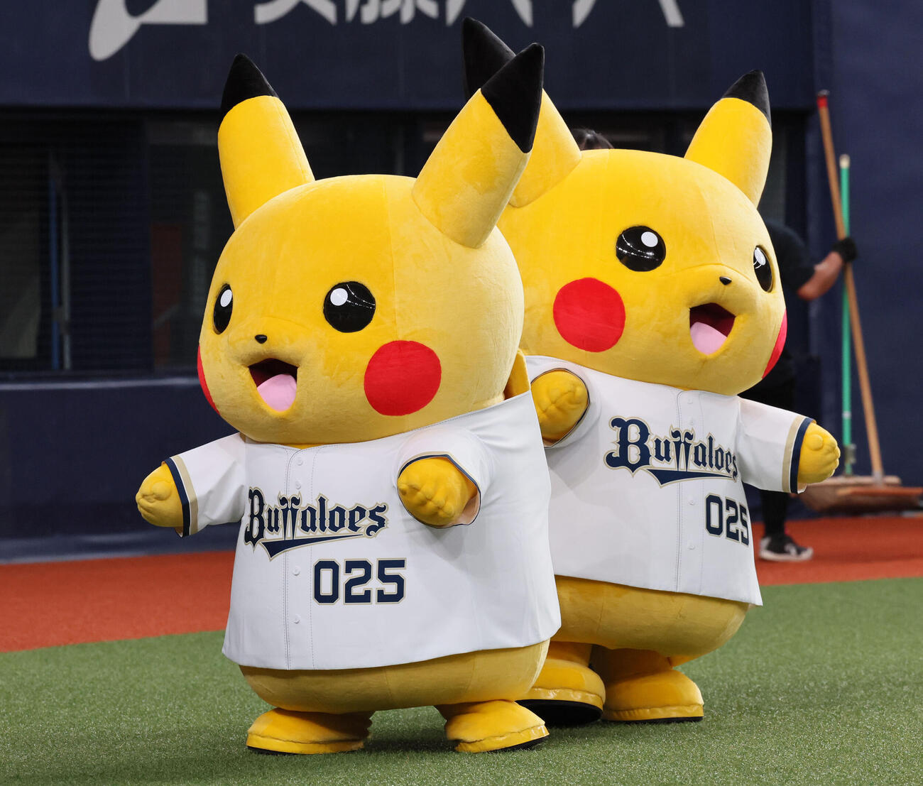 オリックス対日本ハム　球場に現れたピカチュウ　（撮影・宮崎幸一）