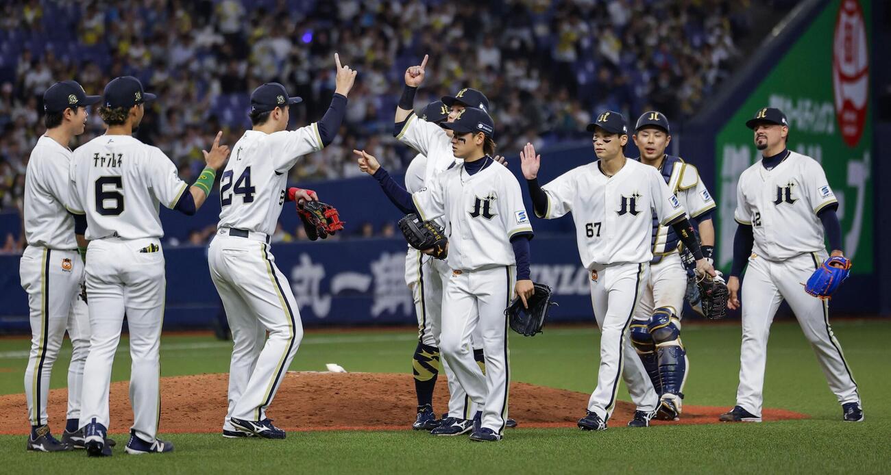 日本ハムを破って4連勝とし、タッチを交わすオリックスナイン＝京セラドーム