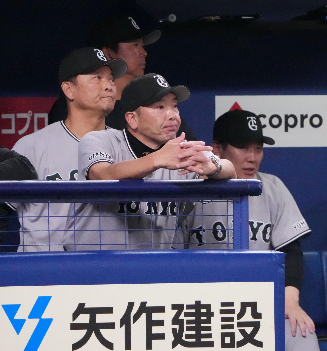 中日対巨人　8回表、阿部慎之助監督（右から2人目）はベンチから試合を見つめる（撮影・森本幸一）