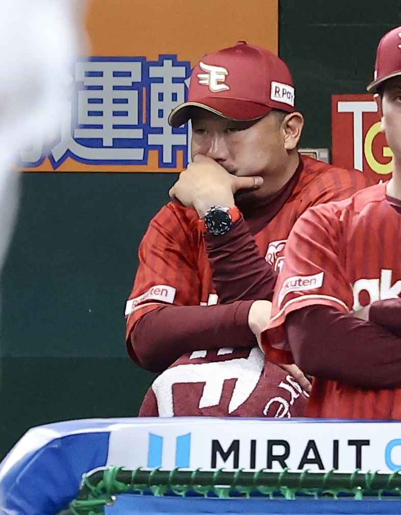 西武対楽天　9回表、戦況を見守る三木肇監督（撮影・河田真司）