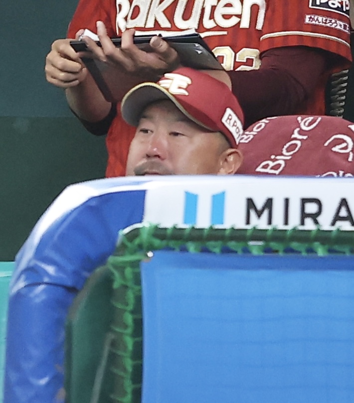 西武対楽天　8回裏、戦況を見守る三木肇監督（撮影・河田真司）