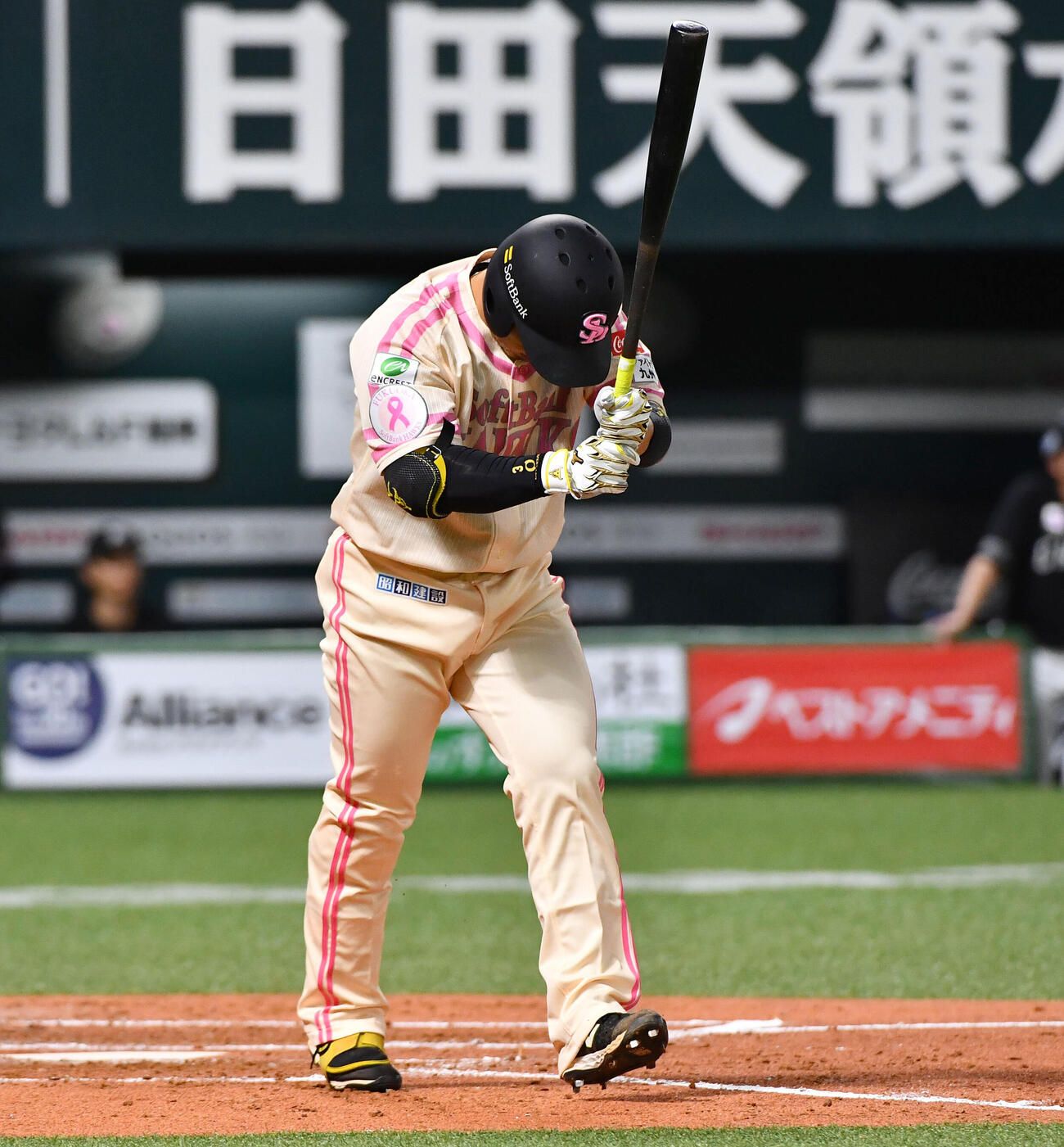 ソフトバンク対ロッテ　3回裏ソフトバンク2死一塁、先制の右越え2点本塁打を放った近藤健介は拝むような動きを見せながら歩き出す（撮影・岩下翔太）