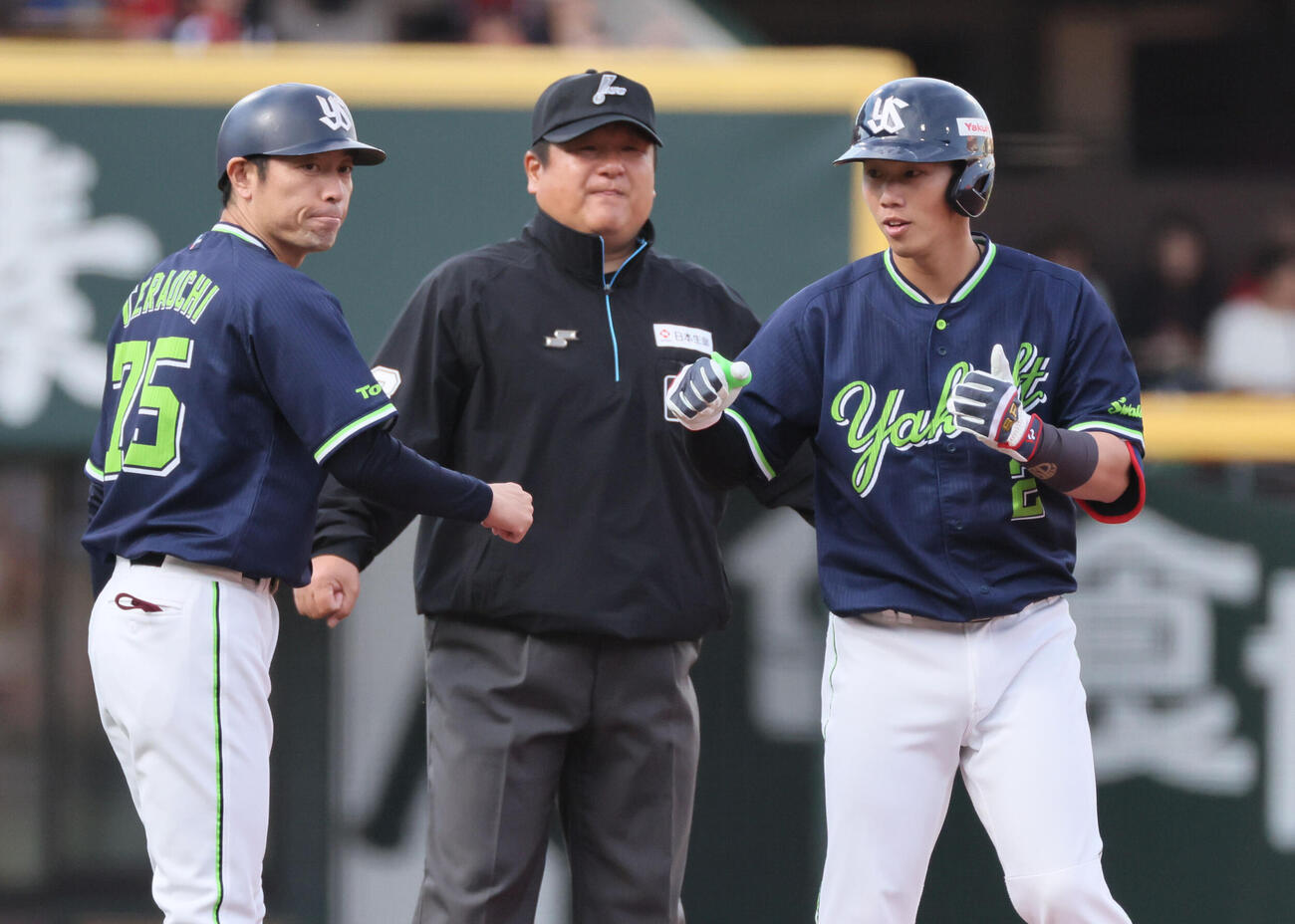 広島対ヤクルト　1回表ヤクルト1死一塁、先制適時三塁打を放った古賀優大（撮影・加藤孝規）
