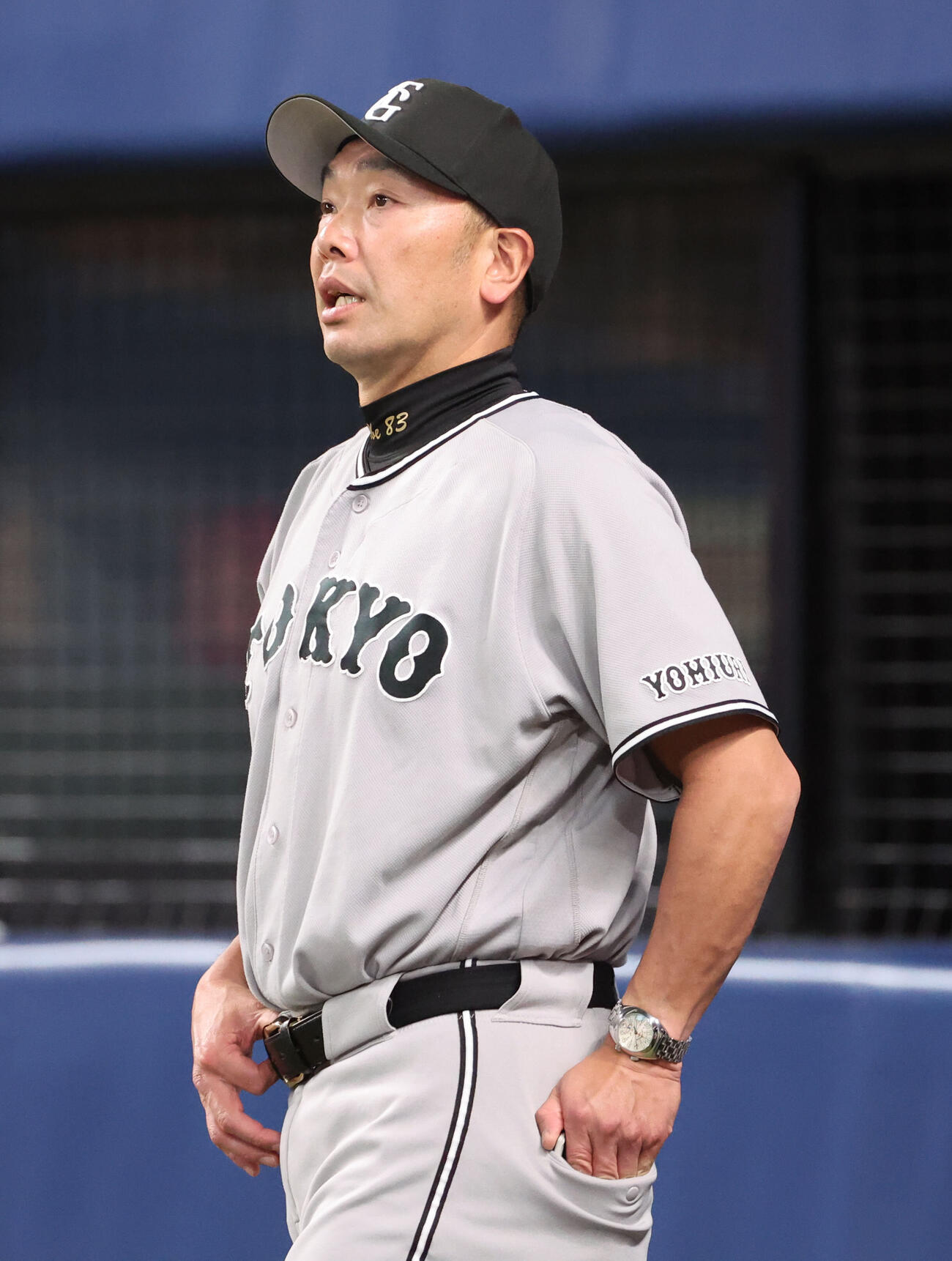 中日対巨人　8回の攻撃を終え、巨人阿部慎之助監督は選手交代を告げるためベンチを出る（撮影・西尾就之）