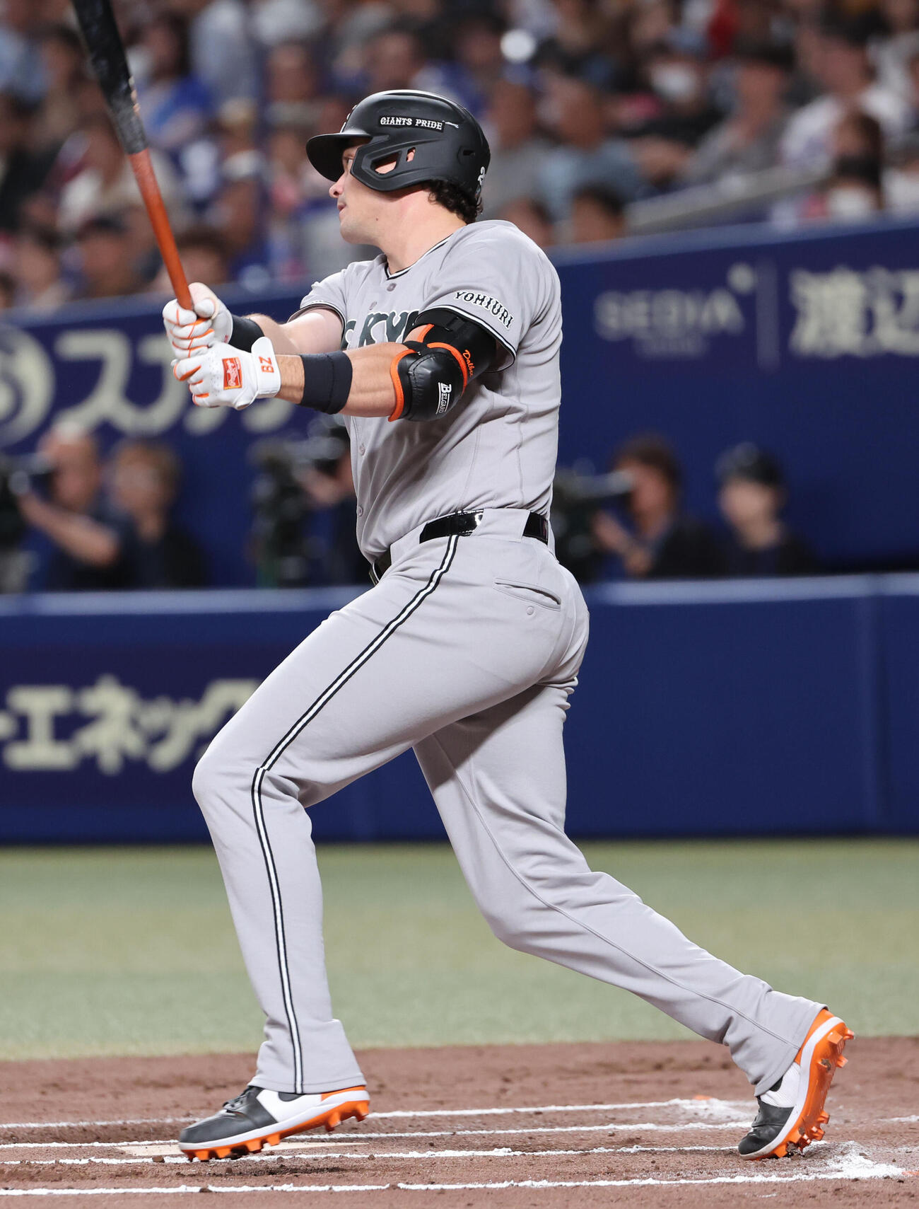 中日対巨人　6回表巨人1死三塁、ボビー・ダルベックは中越え適時二塁打を放つ（撮影・西尾就之）