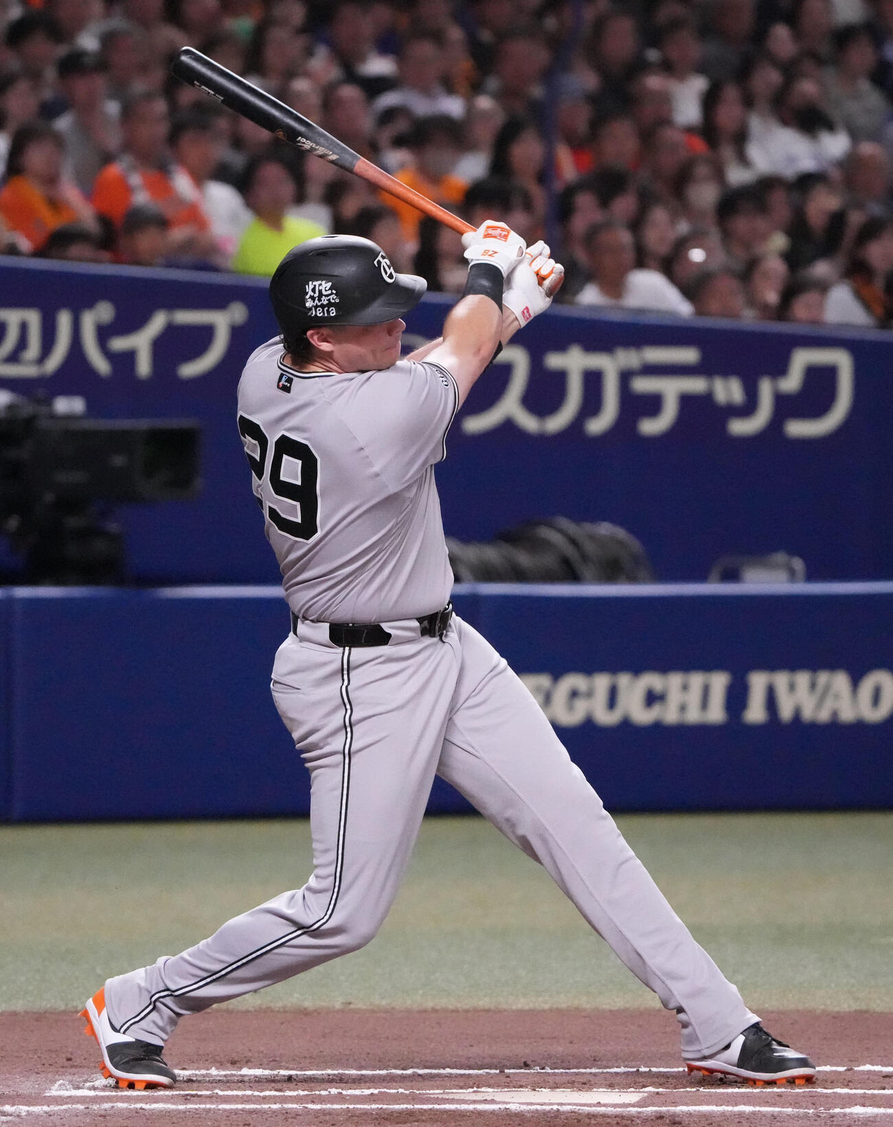 中日対巨人　6回表巨人1死三塁、適時二塁打を放つボビー・ダルベック（撮影・森本幸一）
