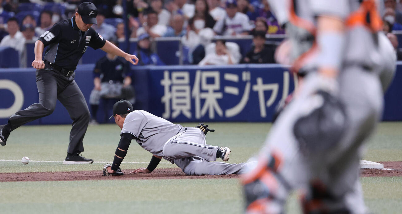中日対巨人　5回裏中日1死一塁、ウィットリーの悪送球を吉川尚輝は捕れず一、三塁となる（撮影・西尾就之）