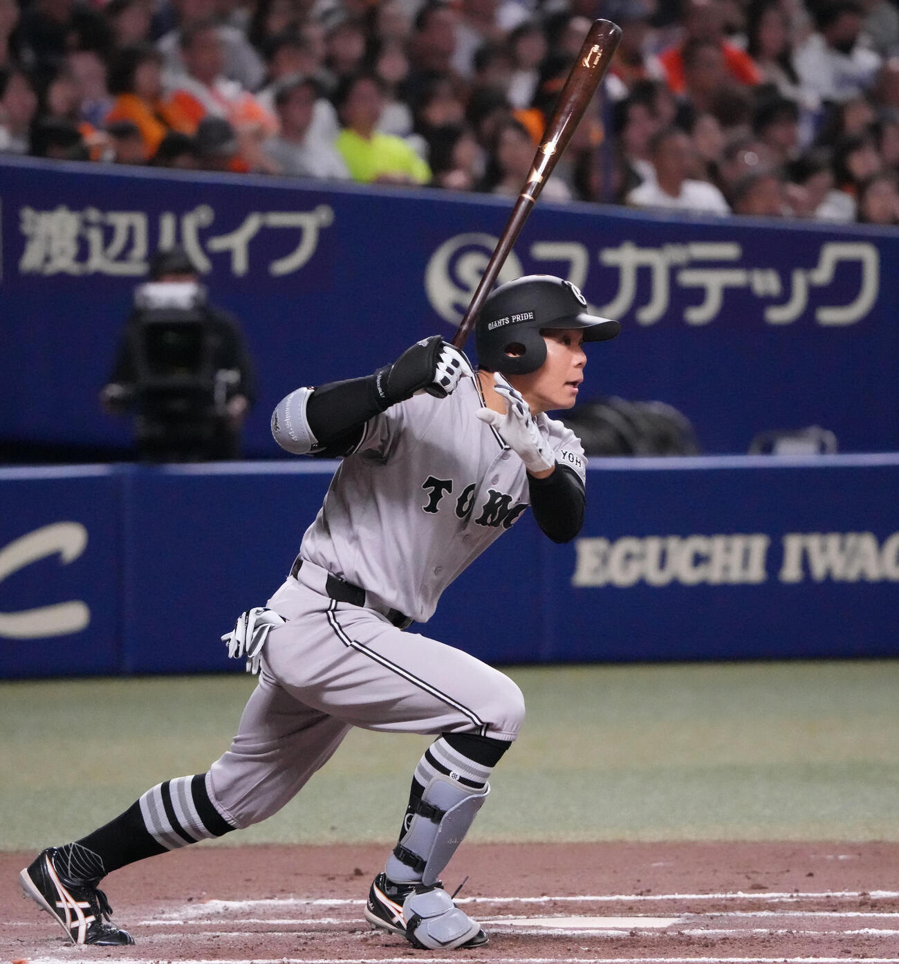 中日対巨人　7回表巨人2死一塁、適時二塁打を放つ佐々木俊輔（撮影・森本幸一）