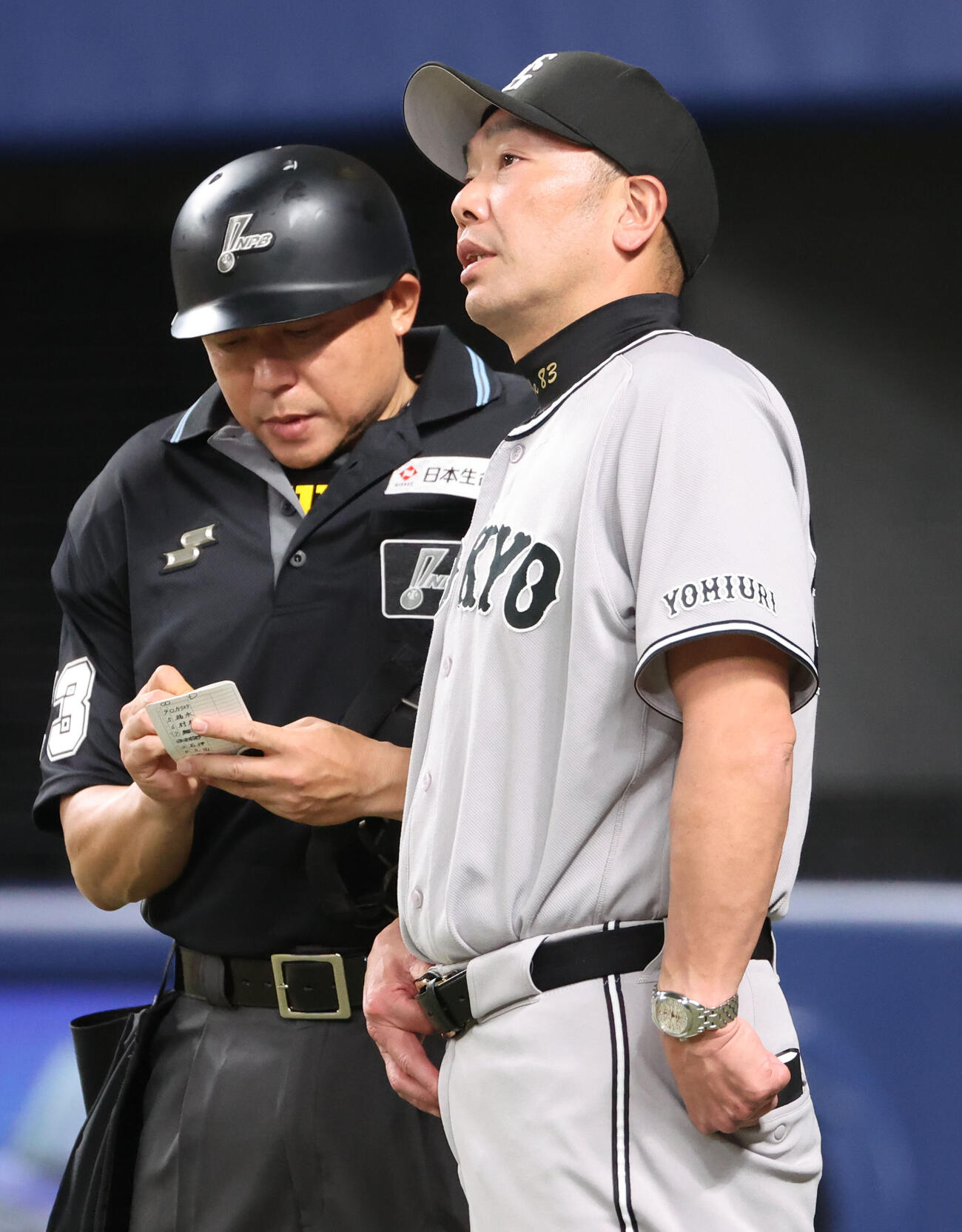 中日対巨人　8回の攻撃を終え、巨人阿部慎之助監督は選手交代を告げる（撮影・西尾就之）