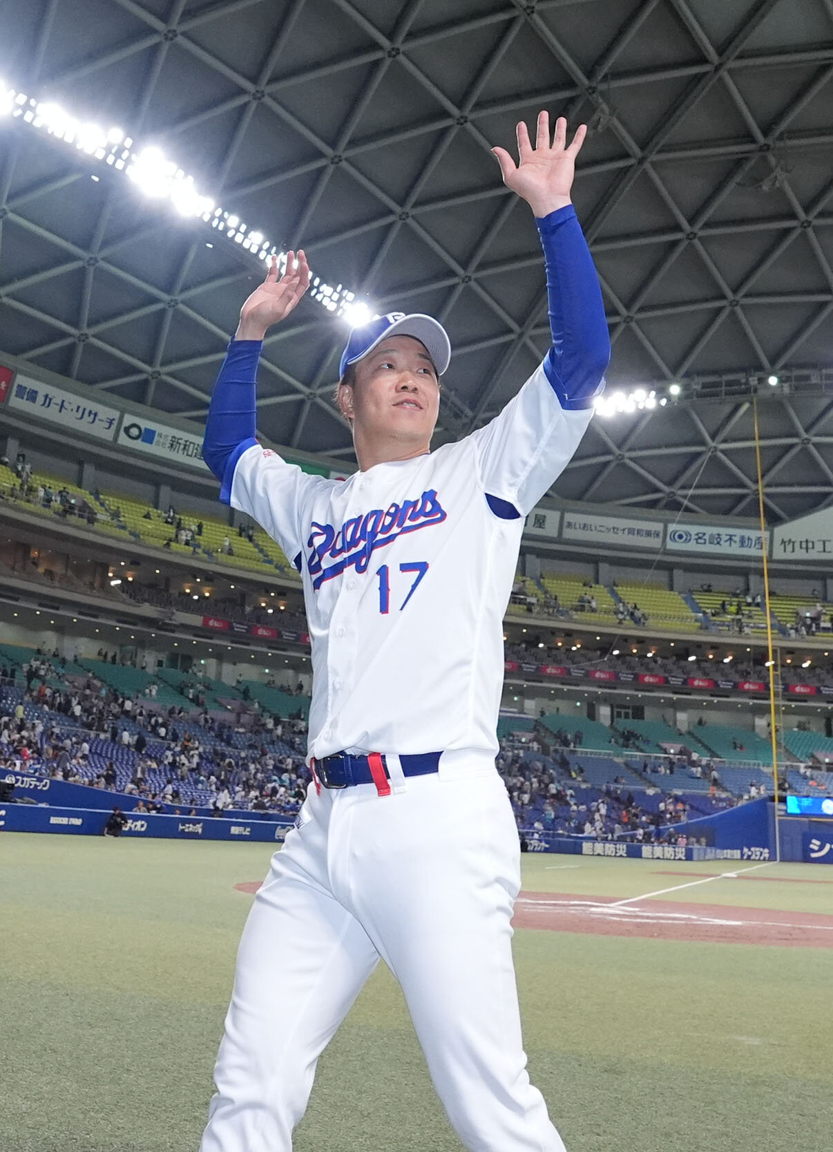 中日対巨人　柳裕也は明るい表情でスタンドの声援に応える（撮影・森本幸一）