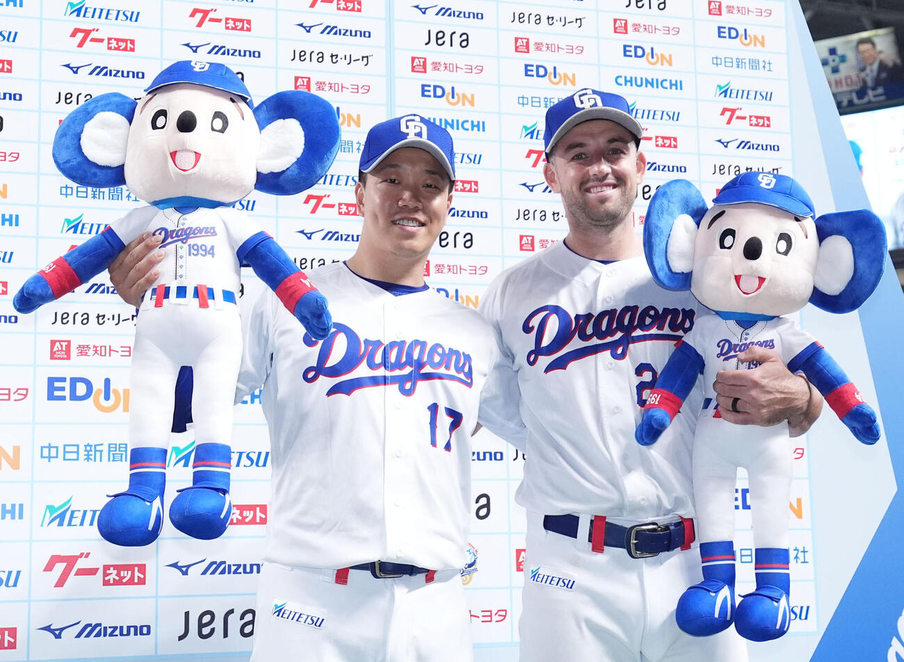 中日対巨人　ヒーローインタビューを終えポーズを決める中日柳裕也（左）とジェイソン・ボスラー（撮影・森本幸一）