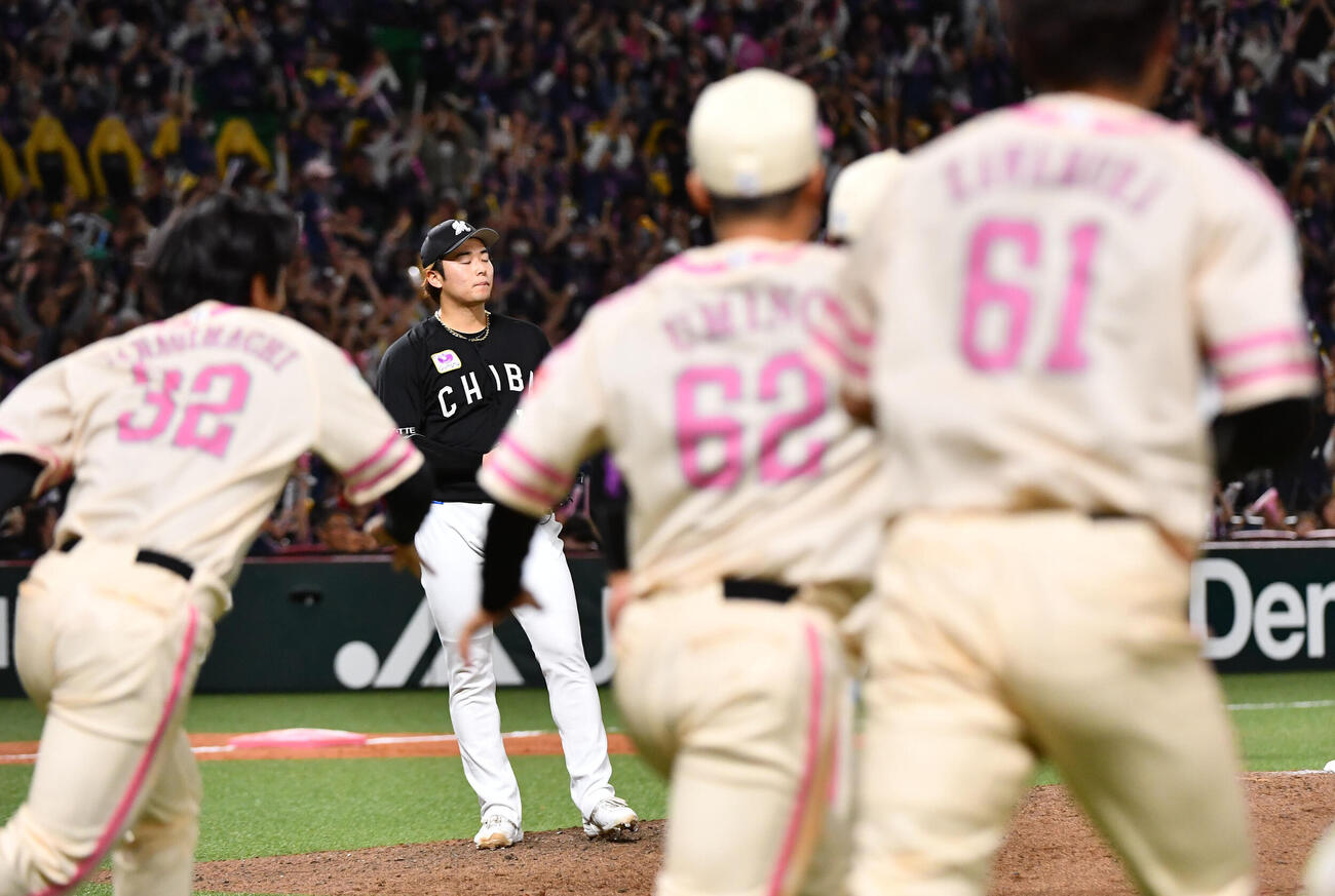 ソフトバンク対ロッテ　9回裏ソフトバンク2死二塁、谷川原健太に右翼へサヨナラ二塁打を打たれ、肩を落とす横山陸人（撮影・岩下翔太）