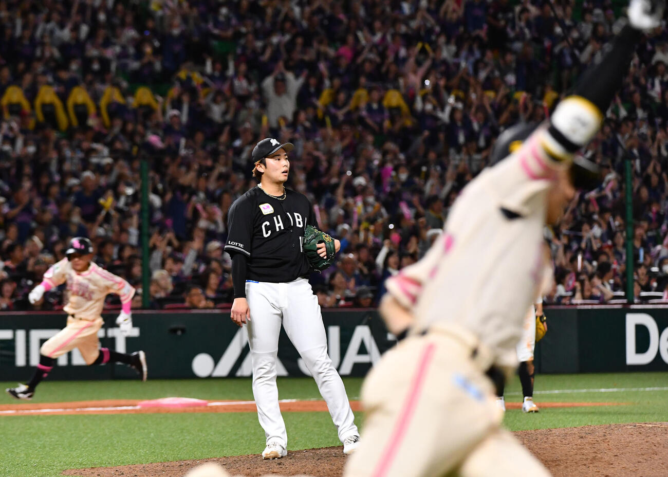 ソフトバンク対ロッテ　9回裏ソフトバンク2死二塁、谷川原健太（右）に右翼へサヨナラ二塁打を打たれた横山陸人（撮影・岩下翔太）