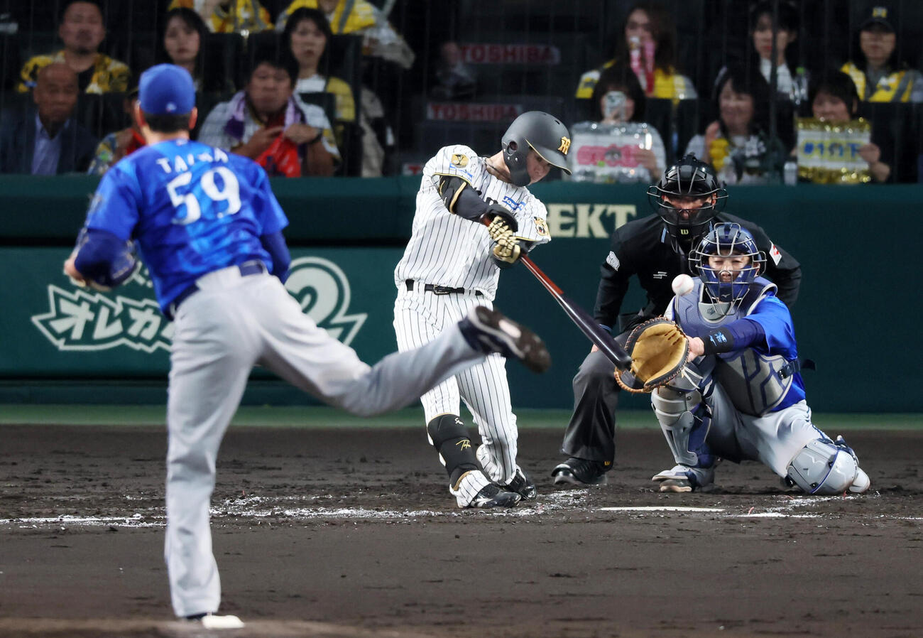 阪神対DeNA 3回裏阪神1死、中野拓夢は左前打を放つ。投手平良拳太郎（撮影・加藤哉）