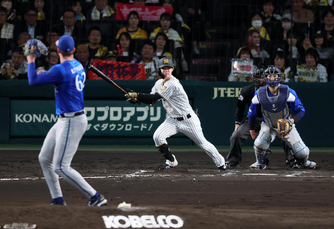 阪神対DeNA 7回裏阪神2死、中野拓夢は二塁内野安打を放つ。投手ショーン・レイノルズ（撮影・加藤哉）