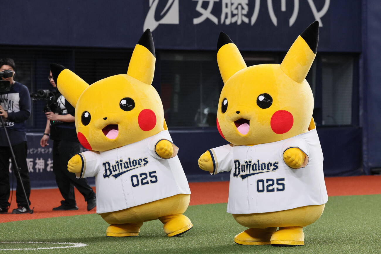 オリックス対日本ハム　球場に現れたピカチュウ　（撮影・宮崎幸一）