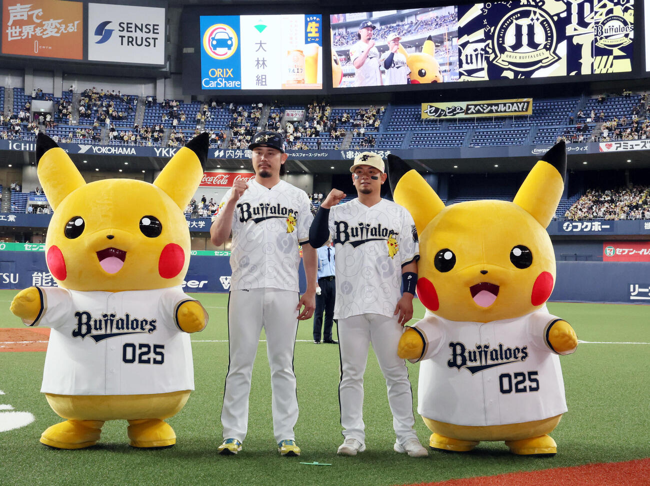 オリックス対日本ハム　ピカチュウとポーズをとるオリックス鈴木博志（左）と森友哉　（撮影・宮崎幸一）