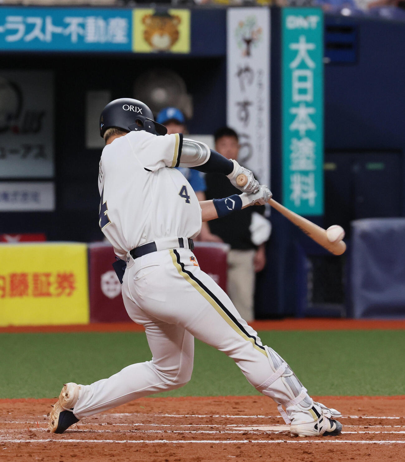 オリックス対日本ハム　8回裏オリックスう2死、森友哉は右翼へ2本目の本塁打を放つ　（撮影・宮崎幸一）