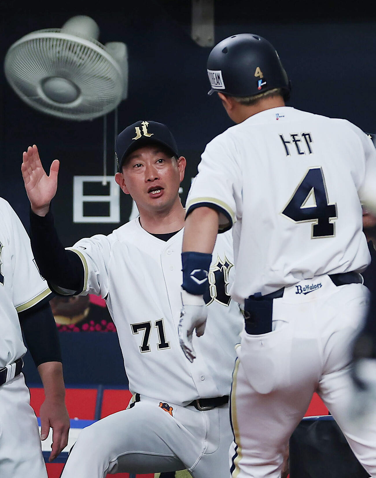 オリックス対日本ハム　8回裏オリックス2死、本塁打を放った森友哉（右）を迎える岸田護監督（撮影・前田充）