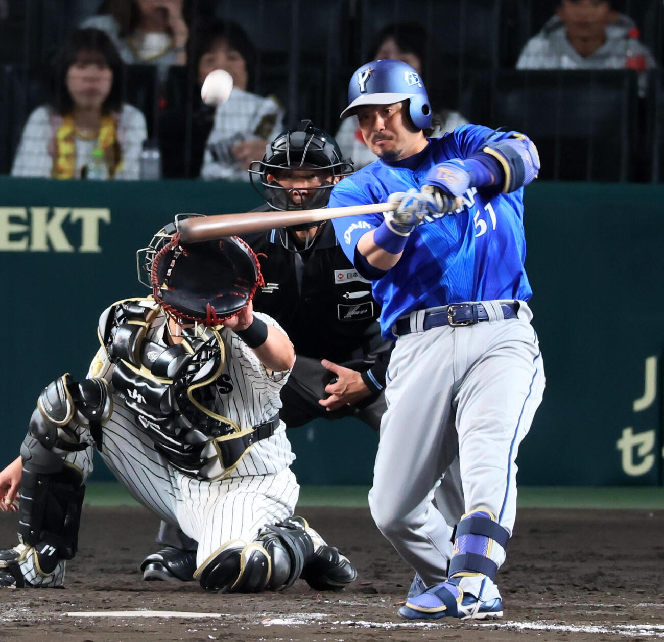 阪神対DeNA 9回表DeNA無死一、二塁、宮崎敏郎は左中間越え3点本塁打を放つ（撮影・加藤哉）